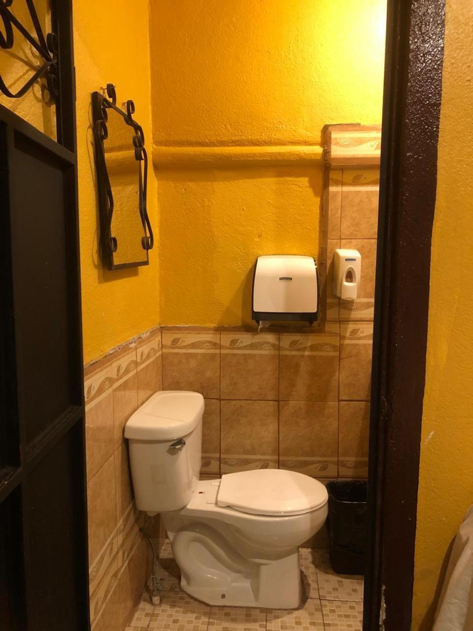 Hotel Alma Maya Antigua Bagian luar foto